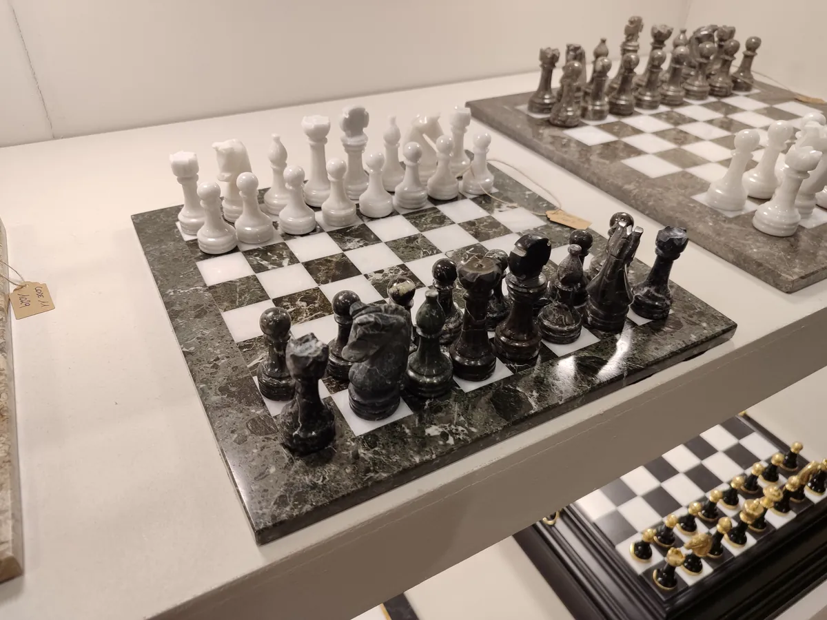 Juego de mármol negro y blanco